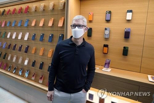 애플 매장에서 마스크를 쓴 팀 쿡 최고경영자[AP 연합뉴스 자료사진]